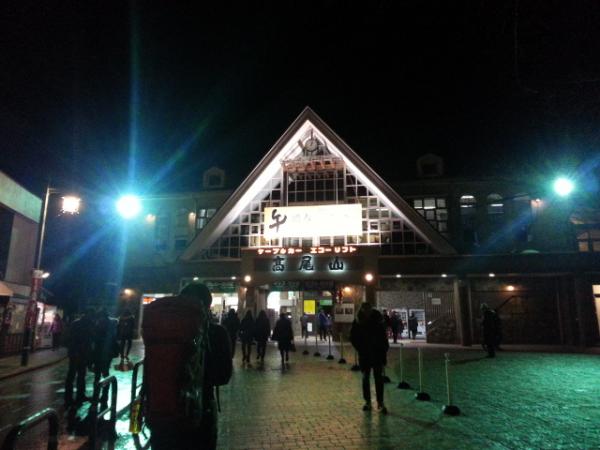 夜中の１時高尾山口清滝駅です。人もそれなりにたくさんいます。